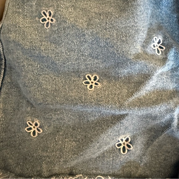 Embroidered flower Hollister high rise mom short 3’ - Picture 5 of 8